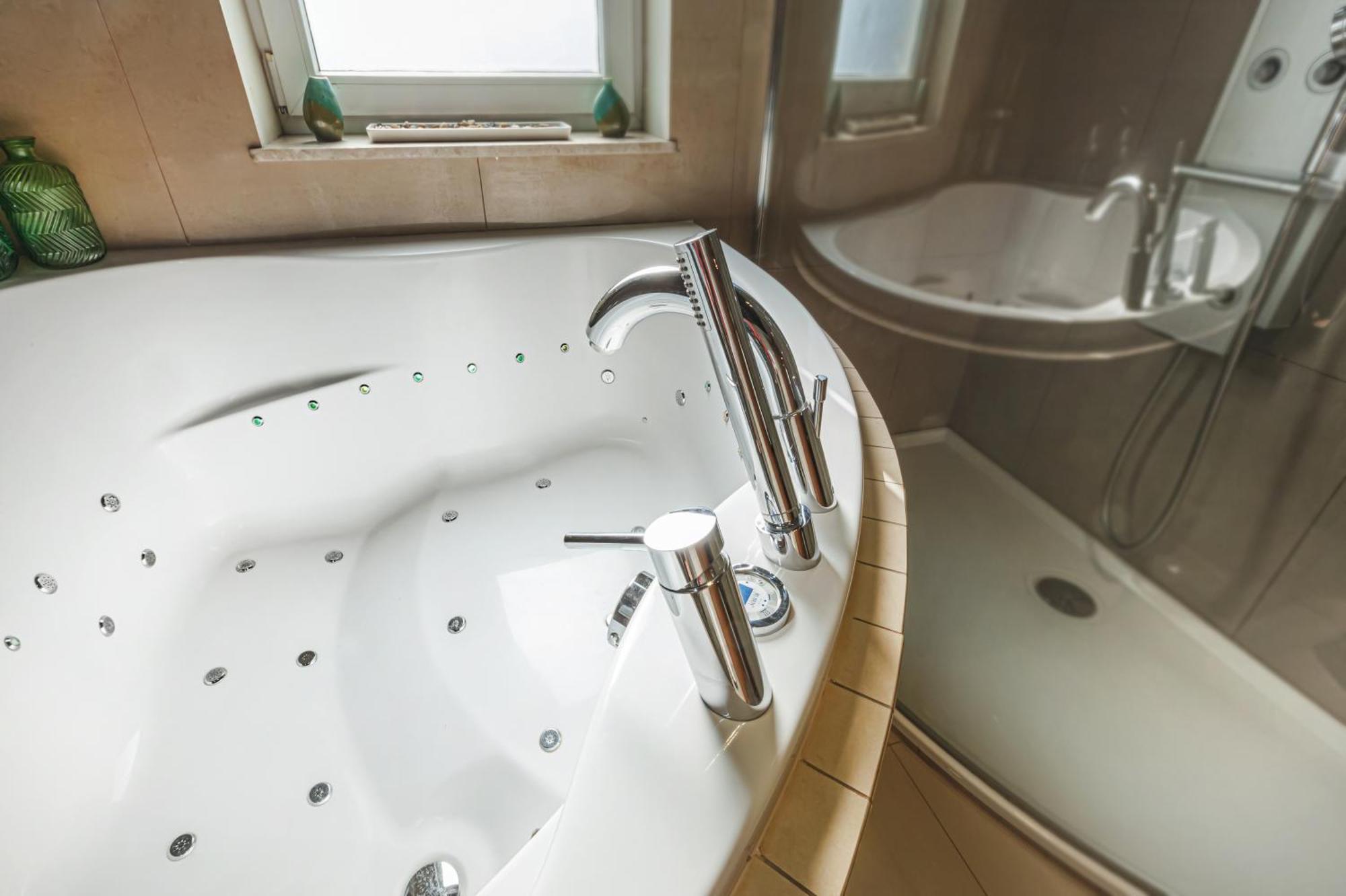 Apartament Z Jacuzzi Parking Balkon 2 Sypialnie วรอตซวาฟ ภายนอก รูปภาพ